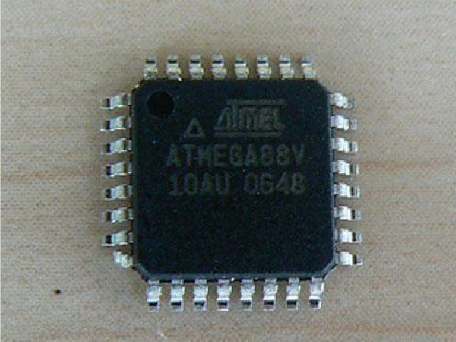 Circuit intégré microcontrôleur ATMEGA88V-10AU