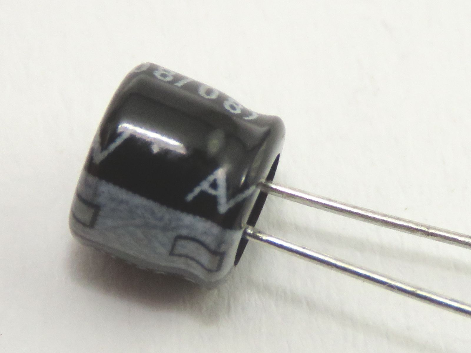 Condensateur chimique 100uF 16V CEL100UF16V (image 2/3)