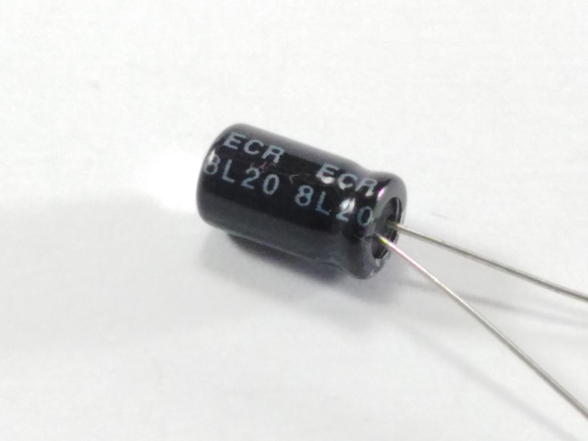Condensateur 10uF 100V ELC10UF100P-H (image 2/2)