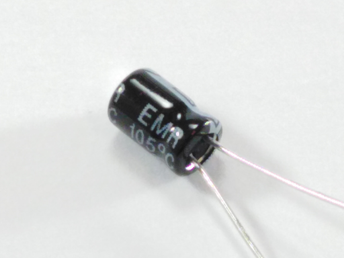 Condensateur 10uF 50V ELC10UF50P-105-5X7-H (image 2/4)