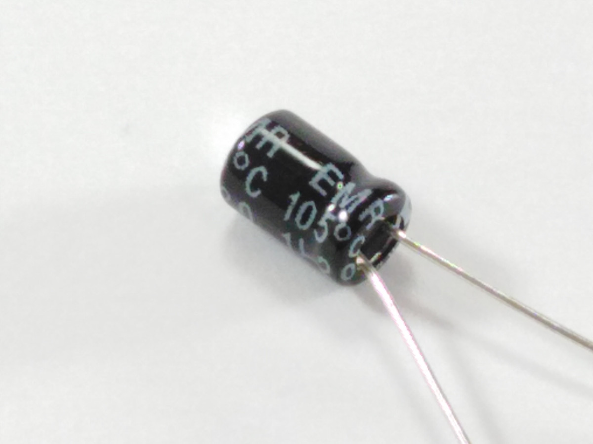 Condensateur 10uF 50V ELC10UF50P-105-5X7-H (image 4/4)