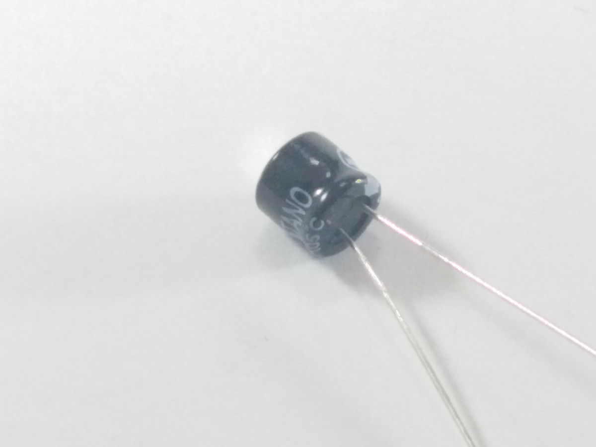 Condensateur 10uF 50V ELC10UF50P-105-6X5-H (image 2/2)