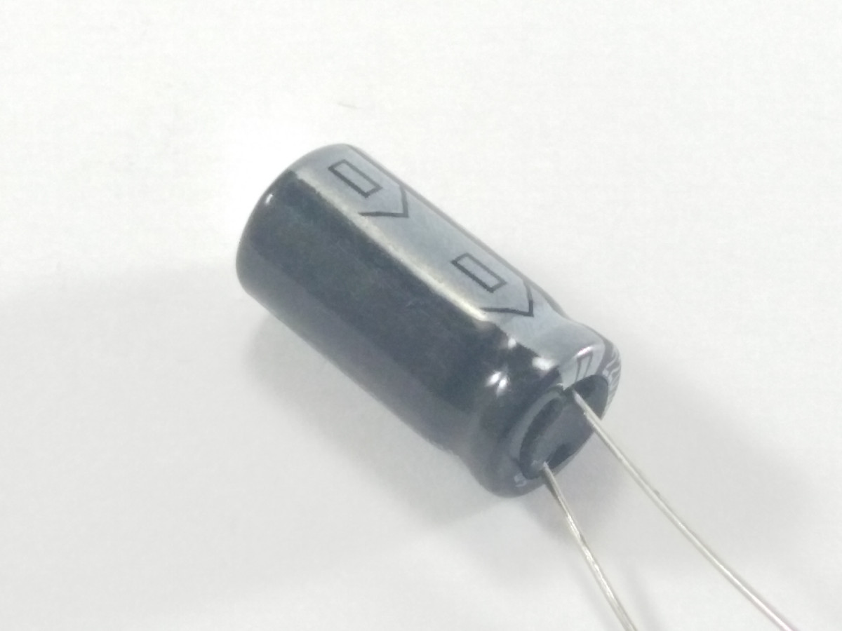 Condensateur 220uF 63V ELC220UF63P-105-H (image 2/2)