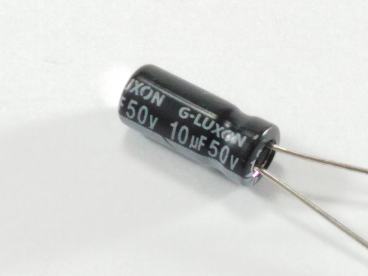 Condensateur chimique 10uF 50V ESM106M050S1A5C110