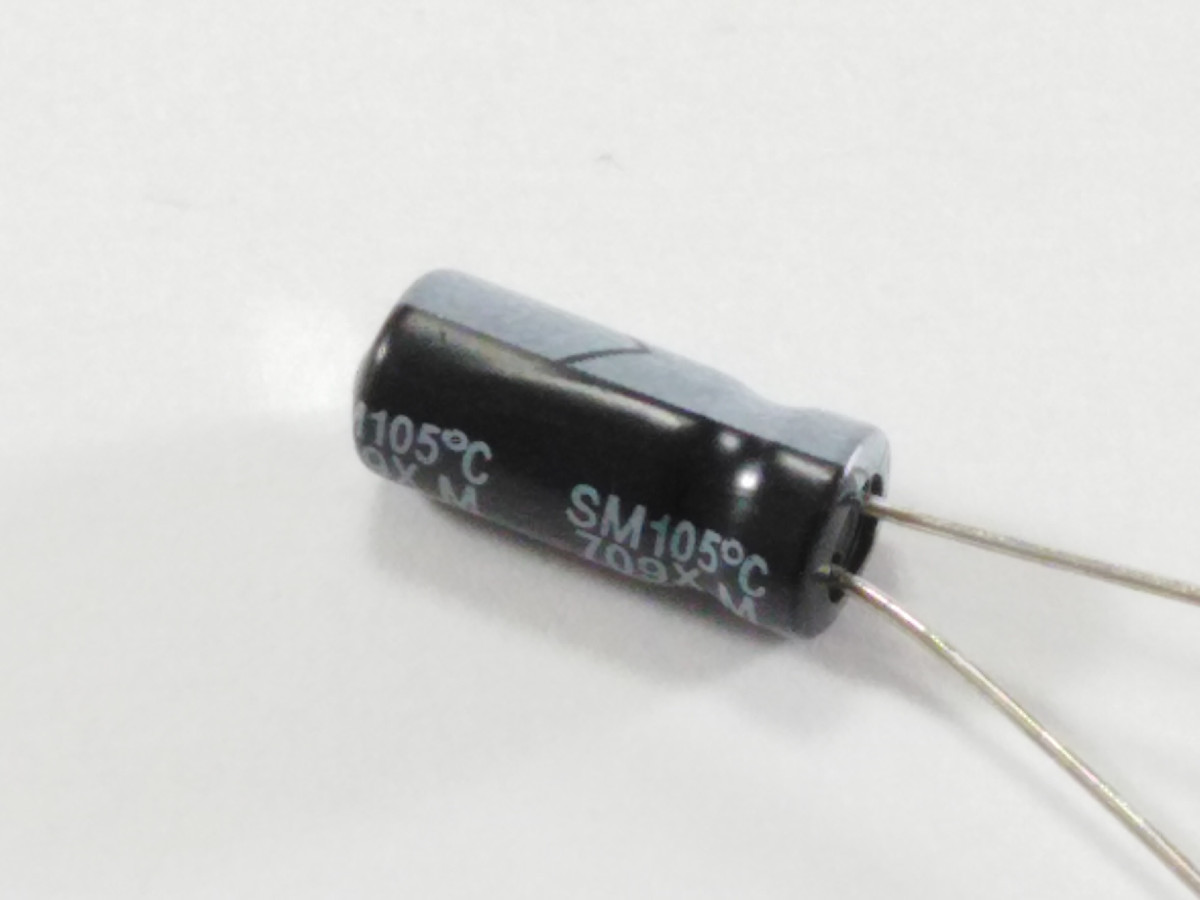 Condensateur chimique 10uF 50V ESM106M050S1A5C110 (image 2/2)