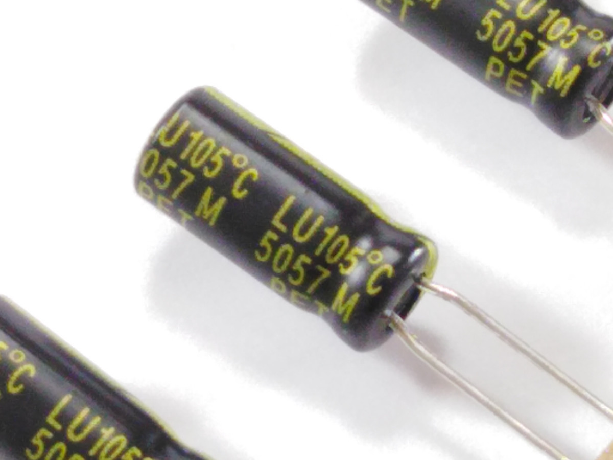 Condensateur chimique 10uF 50V GLU106M050T4A6C110 (image 2/2)