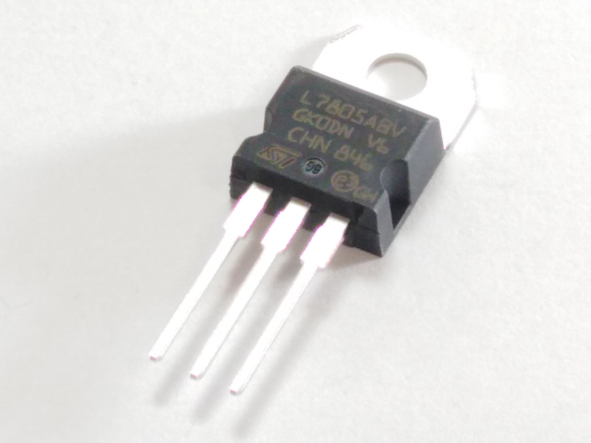 Circuit régulateur de tension positive L7805ABV