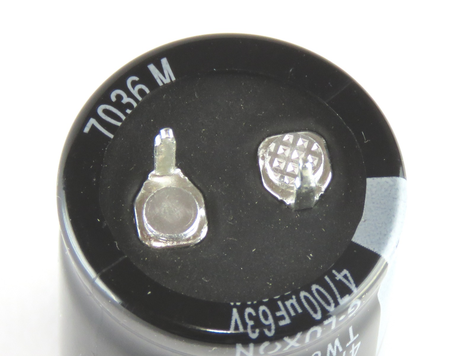 Condensateur chimique 4700uF 63V LTW478M063S1A5R400 (image 3/3)