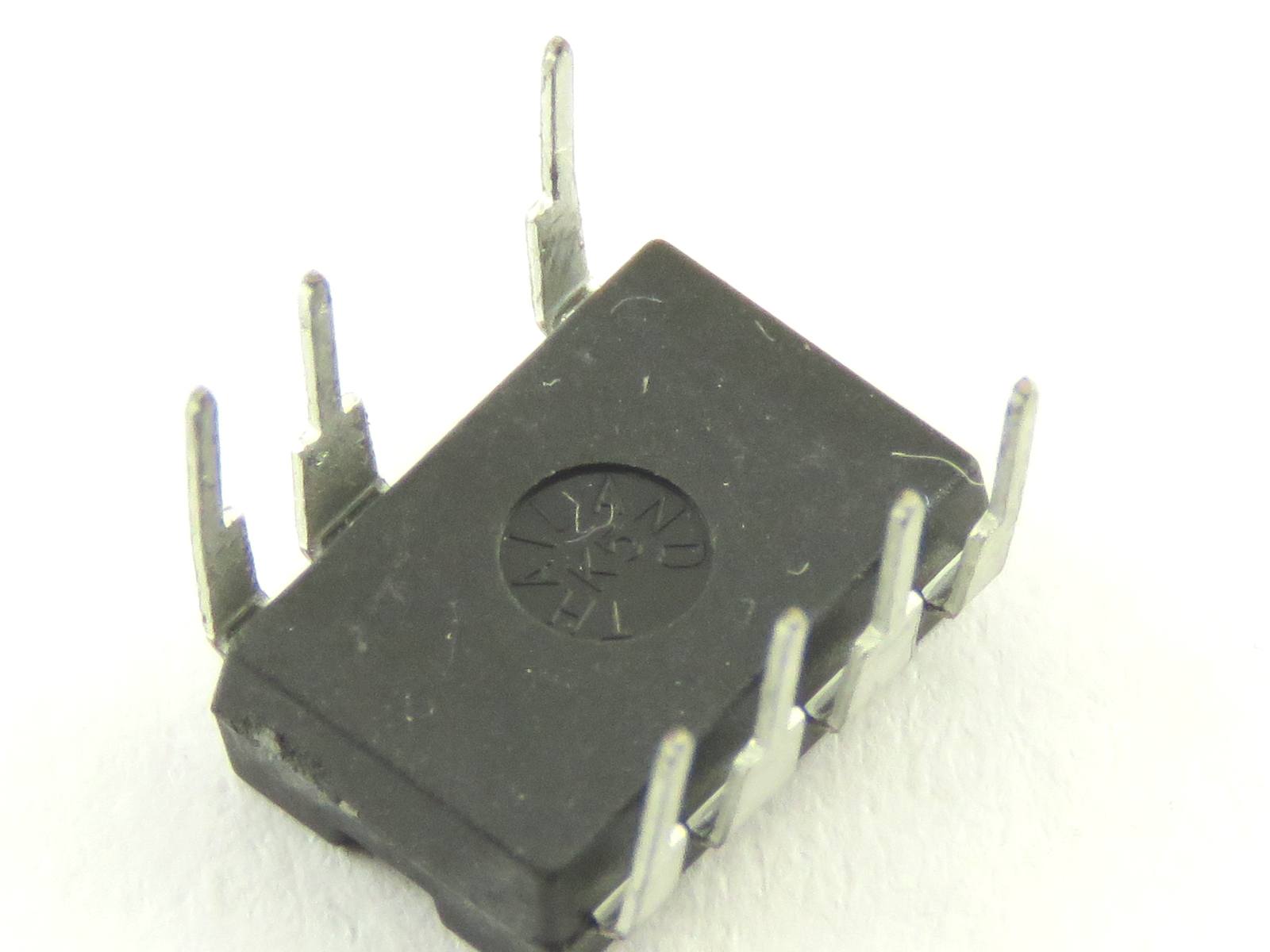 Circuit intégré TNY177PN (image 2/2)