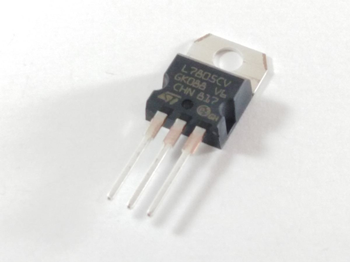 Circuit régulateur de tension positive UA7805-ST (image 2/2)